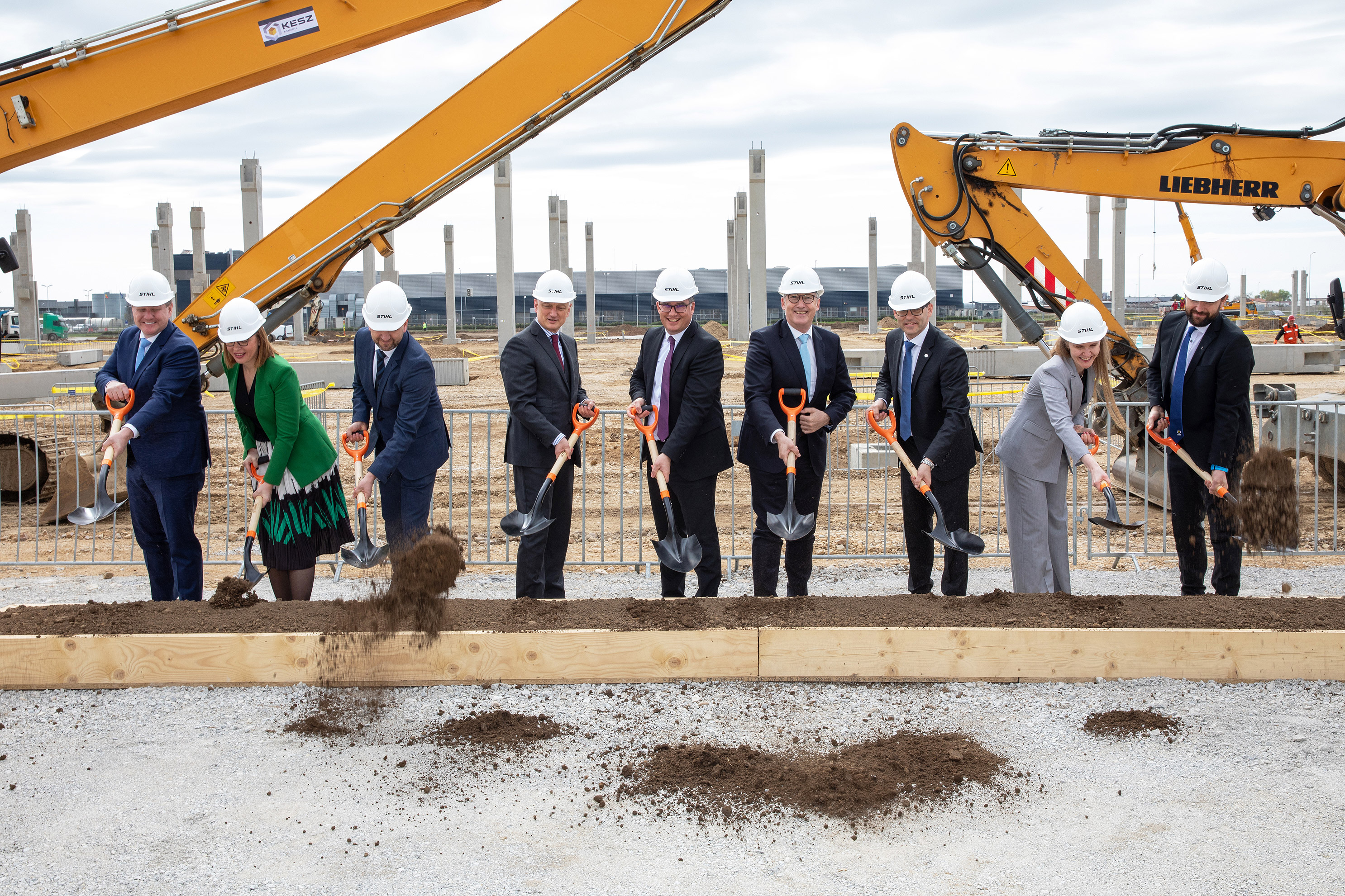 Symbolic groundbreaking ceremony for a new battery production facility in Romania: (from left) Michael Traub, STIHL Executive Board Chairman, Alina Silaghi, General Director ADLO, Florin Birta, Mayor of Oradea City, Dr. Nikolas Stihl, Chairman of the STIHL Advisory Board, Martin Schwarz, STIHL Executive Board Member Manufacturing und (and) Materials, Dr. Michael Prochaska, STIHL Executive Board Member Human Resources and Legal Affairs, Dr. Robert Feulner, Managing Director ANDREAS STIHL POWER TOOLS S.R.L. Romania, Noemi Straub, Vice President Finance, Legal & IT, Administrator ANDREAS STIHL POWER TOOLS S.R.L. Romania and Attila Puskás, Contracting Director Kész Romania. 