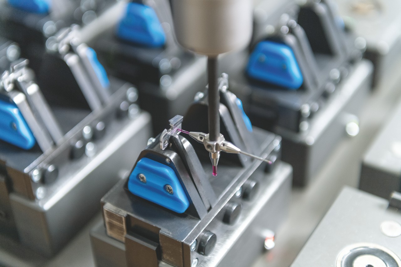 Meticulous Swiss craftsmanship down to the smallest detail: measuring a cutting tooth. | Photo: STIHL