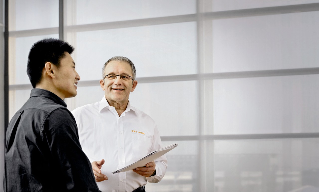 STIHL employees in dialogue | Photo: STIHL