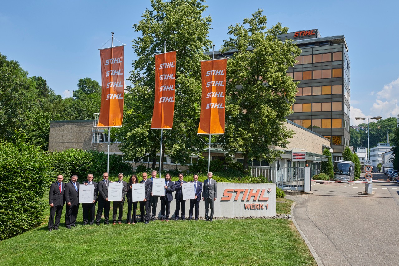 Bertram Kandziora, président du Comité directeur de STIHL (à droite) avec les fournisseurs de l’année 2017 (de gauche à droite) Mi-T-M Corporation, REINZ-Dichtungs-GmbH, WORKS Kiefner GmbH & Co. KG, ELRAD International d.o.o., Sony Corporation.