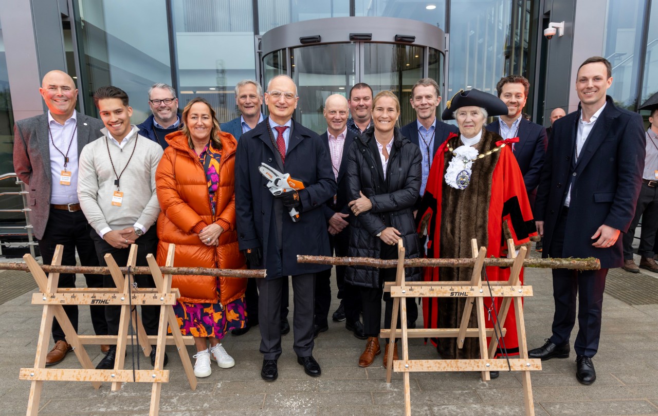 Nikolas STIHL, président du conseil consultatif STIHL, a inauguré le nouveau siège social de STIHL GB avec Sarah Gewert, directrice du marketing et des ventes, ainsi que Kay Green (à gauche), directrice générale de STIHL GB et Pat Tedder (à droite), maire de Surrey Heath.