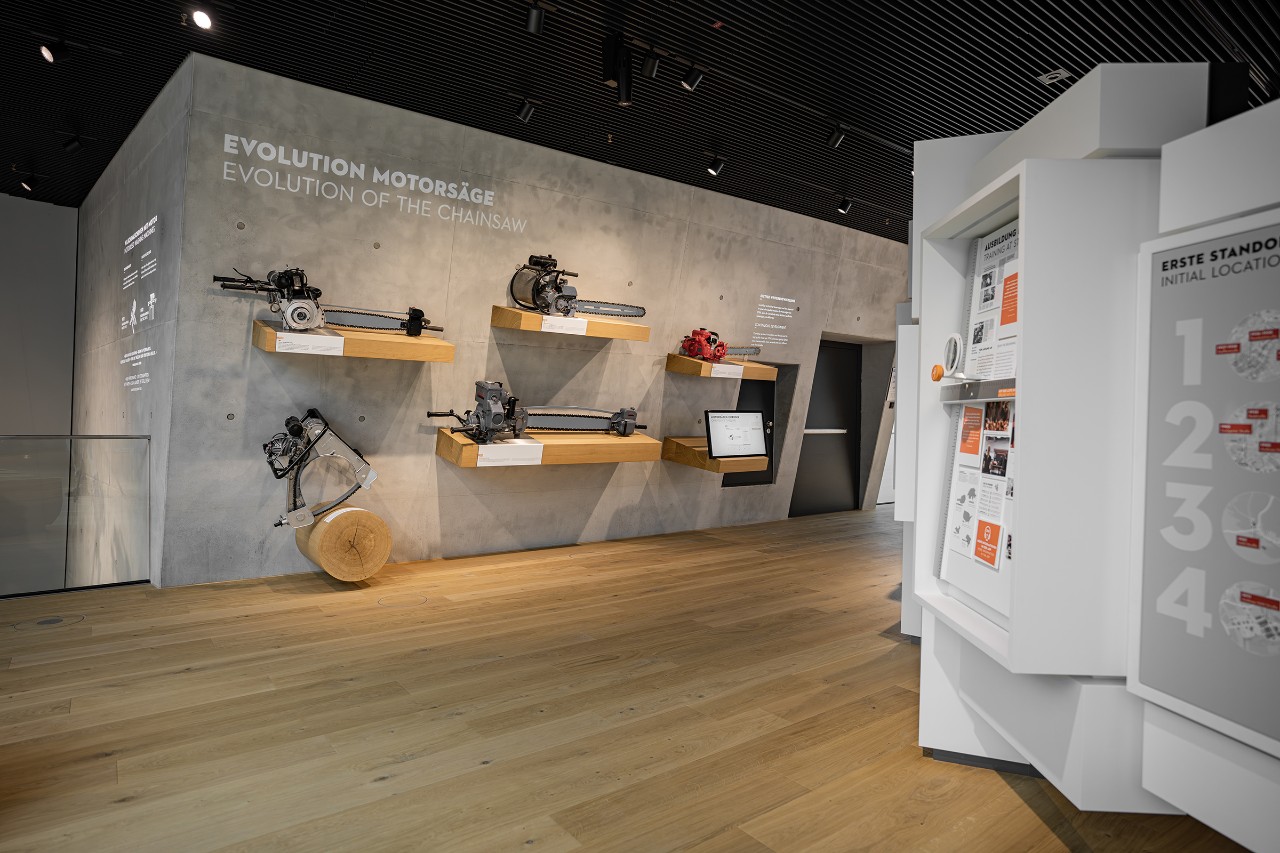 Zone d’exposition consacrée à l’évolution de la tronçonneuse