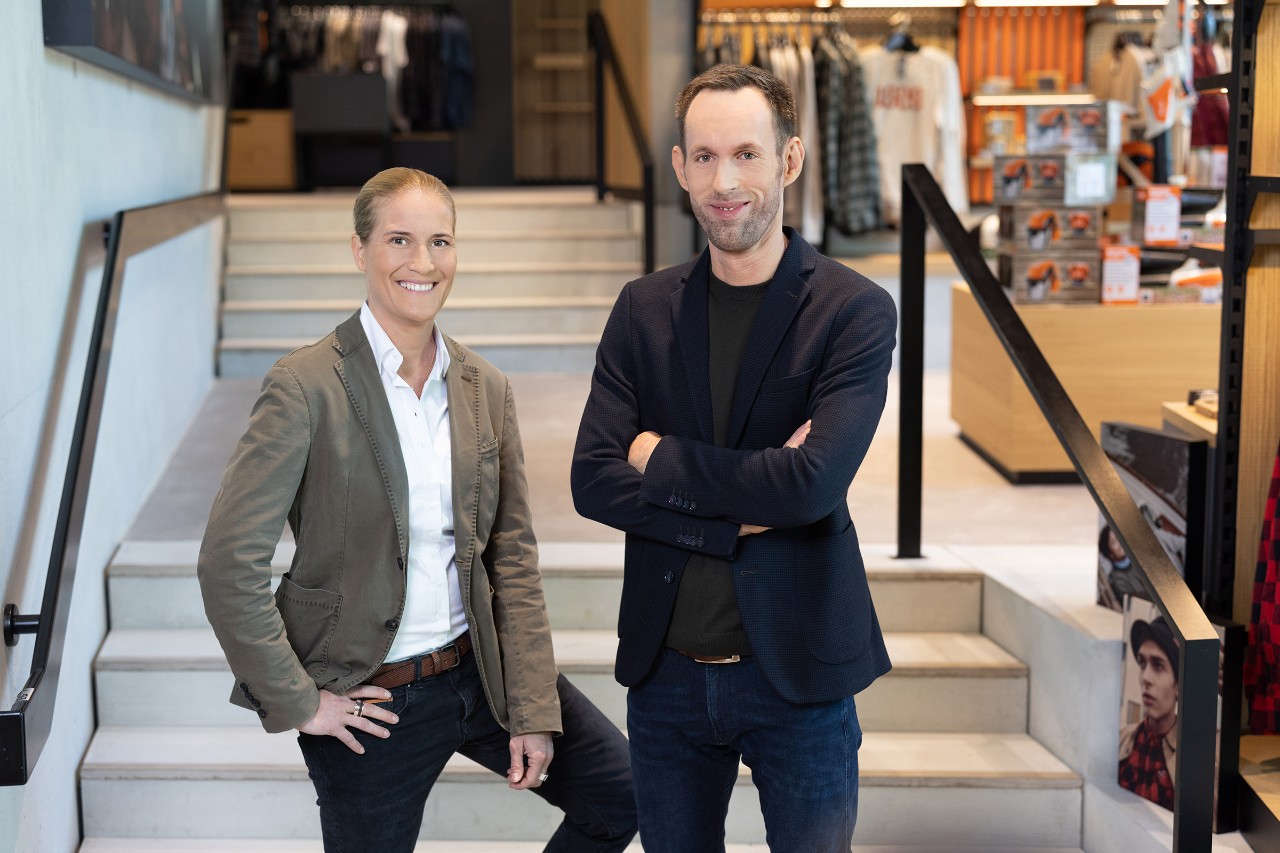 Sarah Gewert (1/VMV) et Paul F. Sumalowitsch (1/MCM) lors d’un entretien dans le « Markenwelt »
